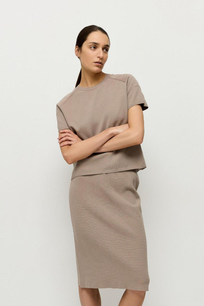 Джемпер-футболка с акцентными плечами