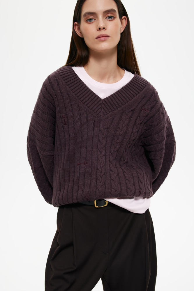 Джемпер с косами и вышивками