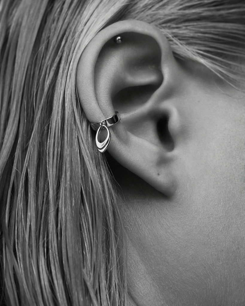 Базовый кафф с ар-нуво подвеской object 2.5 Darkrain, цвет: серебро, VD3031 купить онлайн Базовый кафф с ар-нуво подвеской object 2.5 Darkrain, цвет: серебро, VD3031 купить онлайн