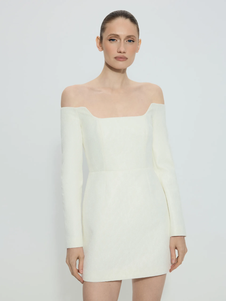 Платье с открытой линией плеч