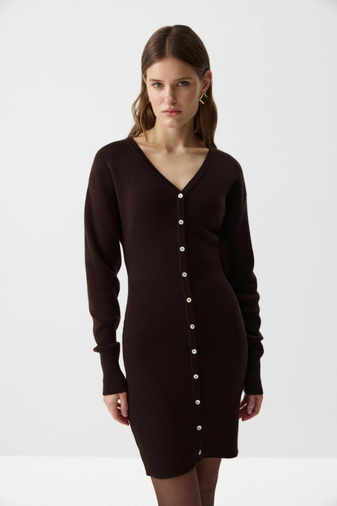 Платье приталенного силуэта с пуговицами