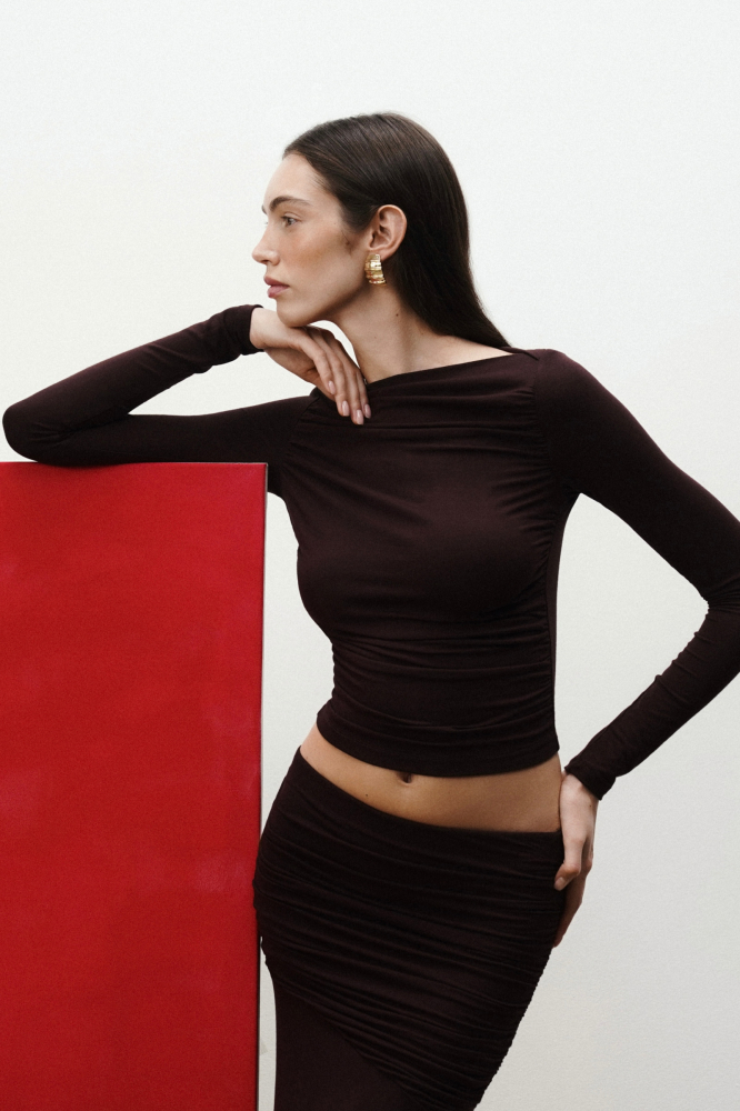 Лонгслив с вырезом лодочка