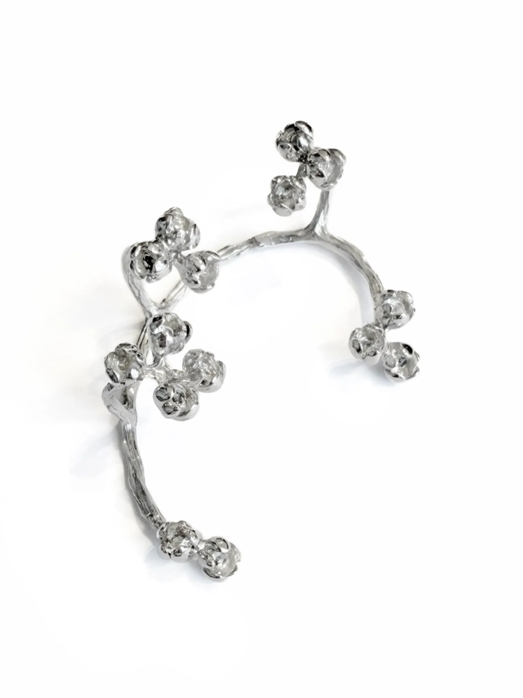 Серебряная серьга-кафф кувшинки «Васюганские болота»