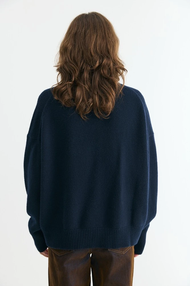 Свитер оверсайз с высоким воротником из шерсти Daisyknit, цвет: темно-синий,  купить онлайн Свитер оверсайз с высоким воротником из шерсти Daisyknit, цвет: темно-синий,  купить онлайн