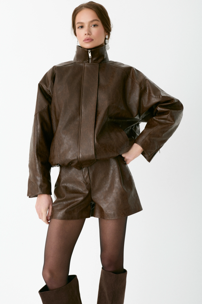 Бомбер из состаренной экокожи утепленный