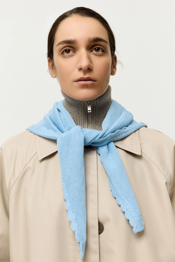 Косынка с фигурным краем