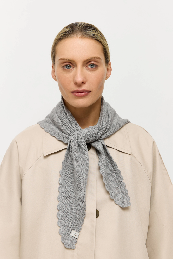 Косынка с фигурным краем