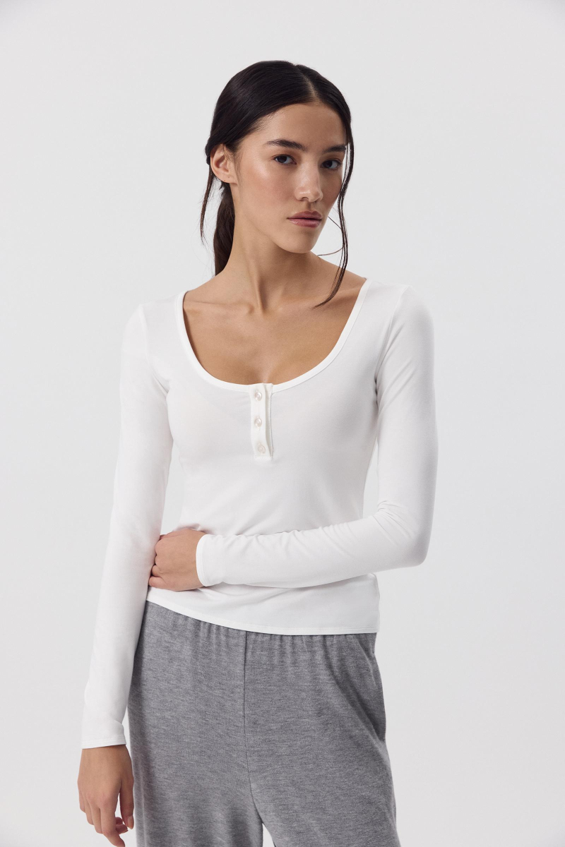 Лонгслив с пуговицами Charmstore, цвет: молочный, 205-43265-111 купить онлайн Лонгслив с пуговицами Charmstore, цвет: молочный, 205-43265-111 купить онлайн