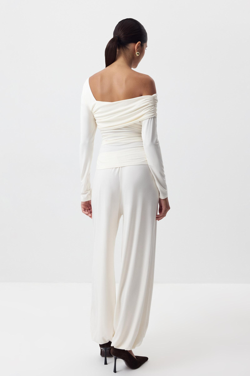 Лонгслив со спущенным плечом Charmstore, цвет: Сливочный, 205-43165-121 купить онлайн Лонгслив со спущенным плечом Charmstore, цвет: Сливочный, 205-43165-121 купить онлайн