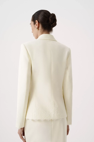 Жакет приталенный с кружевом Charmstore, цвет: молочный, 109-62434-111 купить онлайн