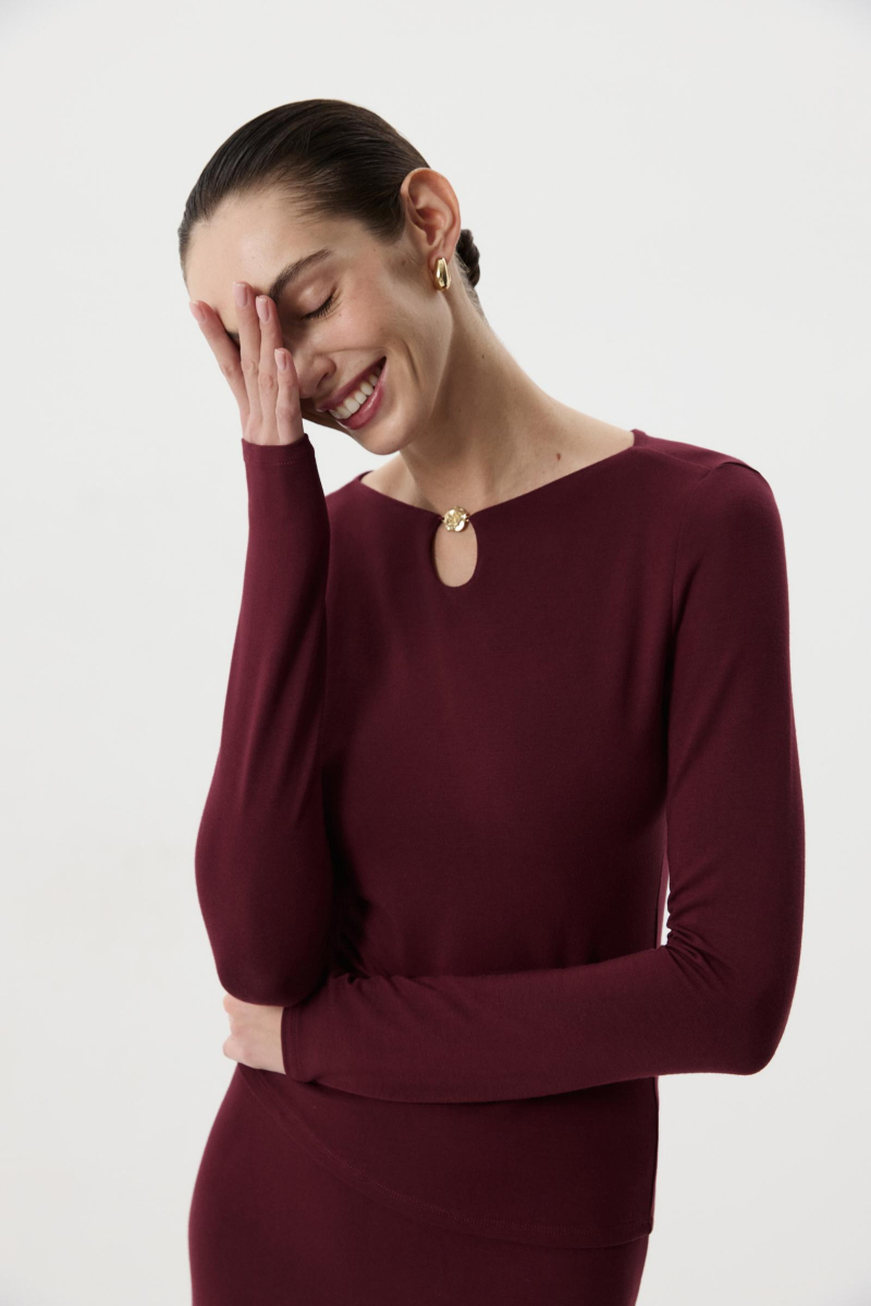 Лонгслив с декоративным элементом Charmstore, цвет: Бордовый, 205-50665-451 купить онлайн