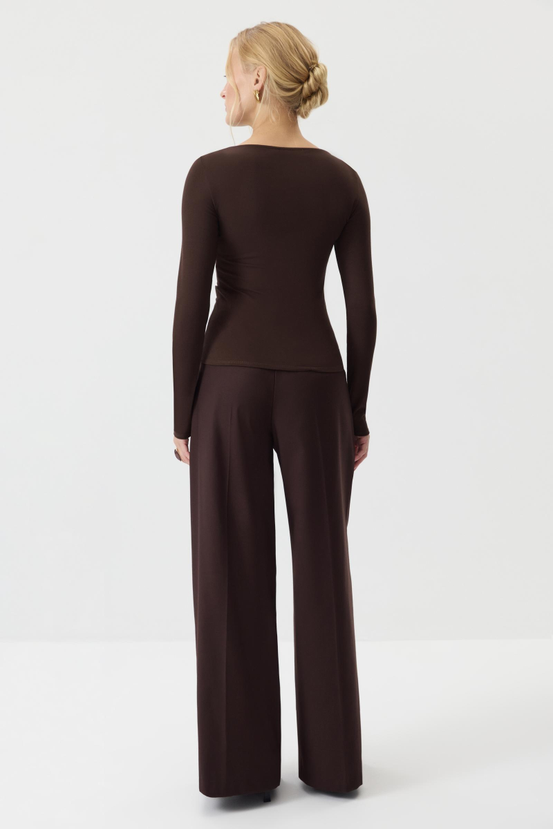 Лонгслив с декоративным узлом Charmstore, цвет: горький шоколад, 205-44165-565 купить онлайн Лонгслив с декоративным узлом Charmstore, цвет: горький шоколад, 205-44165-565 купить онлайн