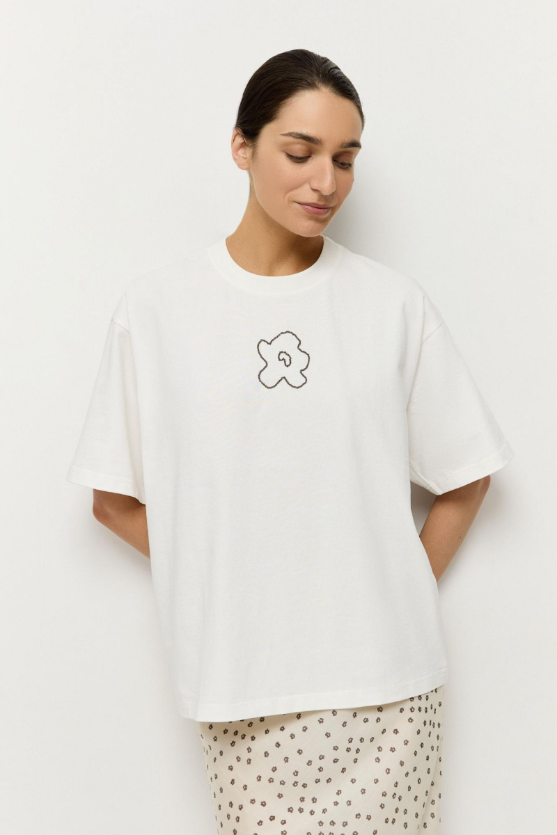 Футболка с ручной вышивкой