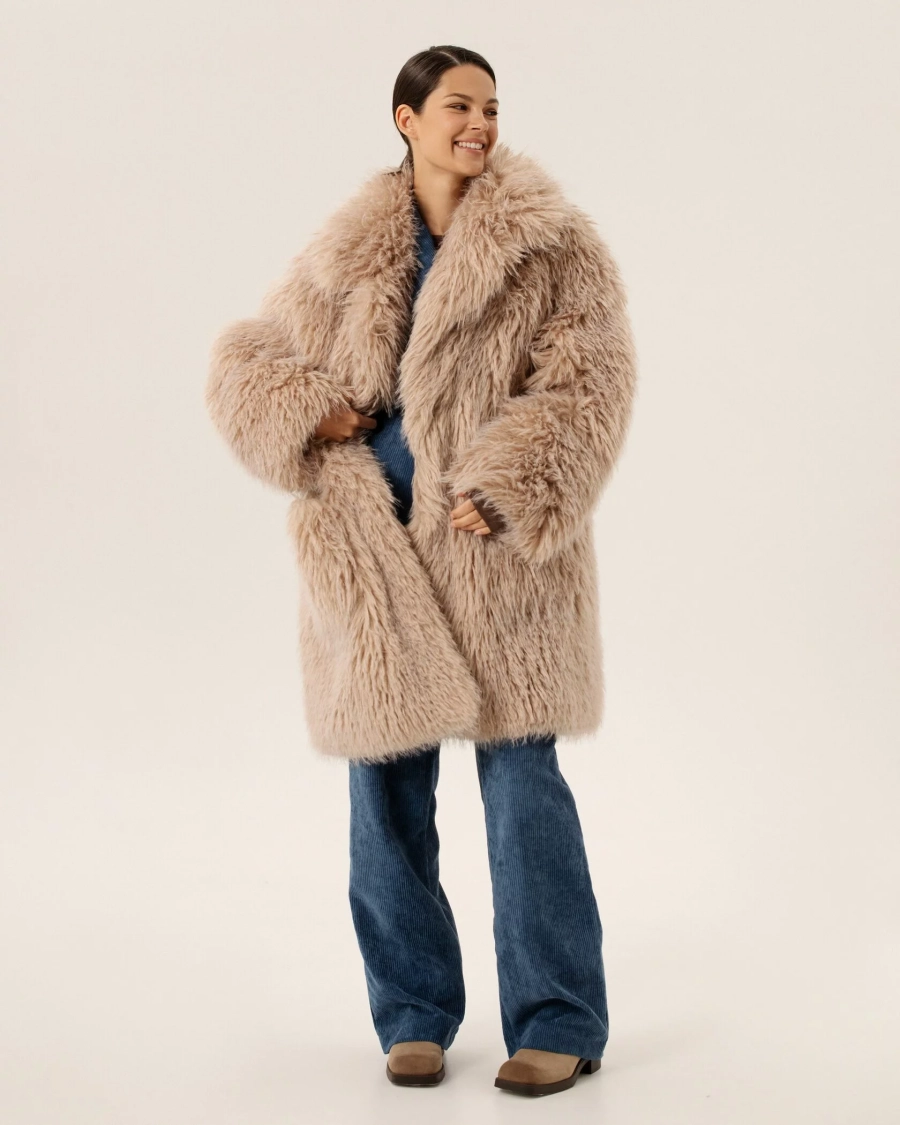 Пальто из эко-меха двустороннее Anmuse, цвет: бежевый, FUR24W120-DS-1 купить онлайн