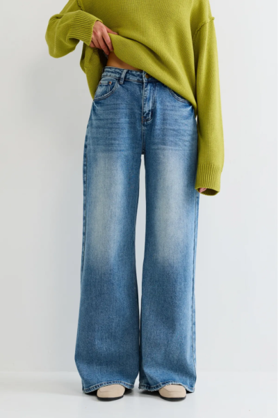 Джинсы-трубы с потертостями