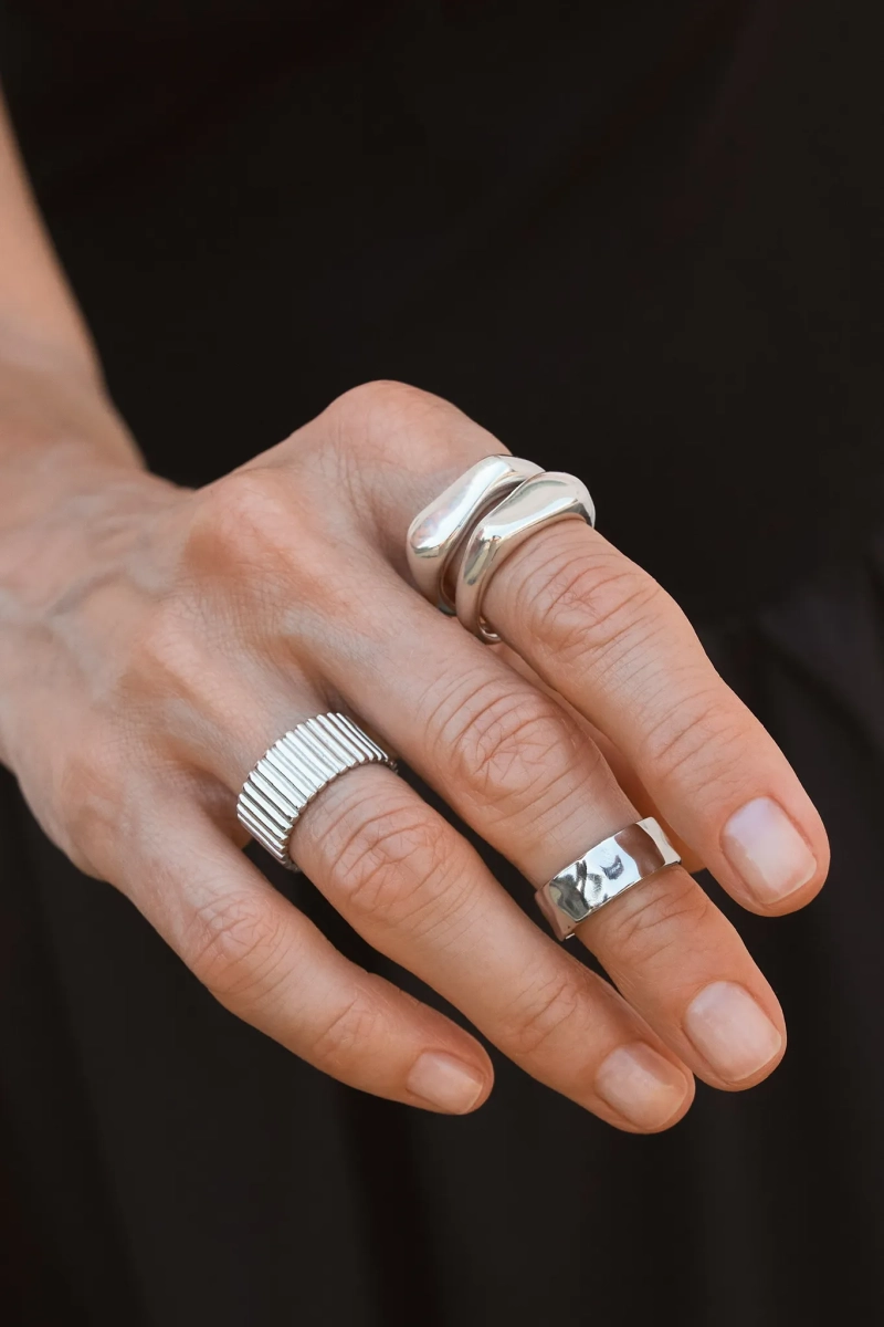 Серебряное узкое кольцо-печатка «Слияние» SBLESKOM, цвет: Серебряный, 11918 купить онлайн