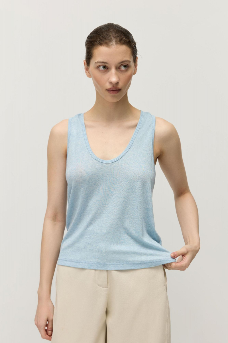 Майка с глубоким вырезом из тенсела