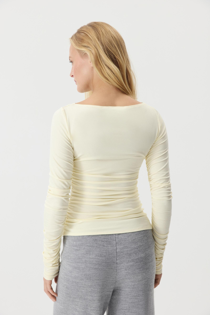 Лонгслив с драпировкой Charmstore, цвет: Сливочный, 205-44265-121 купить онлайн Лонгслив с драпировкой Charmstore, цвет: Сливочный, 205-44265-121 купить онлайн