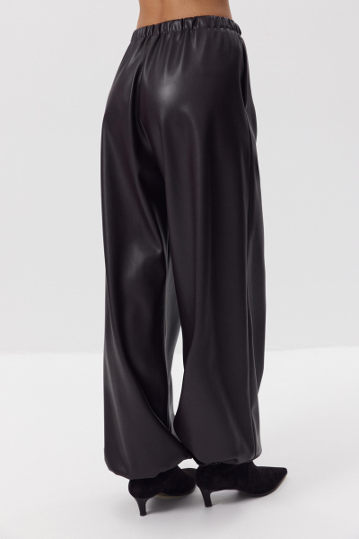 Джоггеры из экокожи Charmstore, цвет: темно-коричневый, 101-454105-556 купить онлайн Джоггеры из экокожи Charmstore, цвет: темно-коричневый, 101-454105-556 купить онлайн