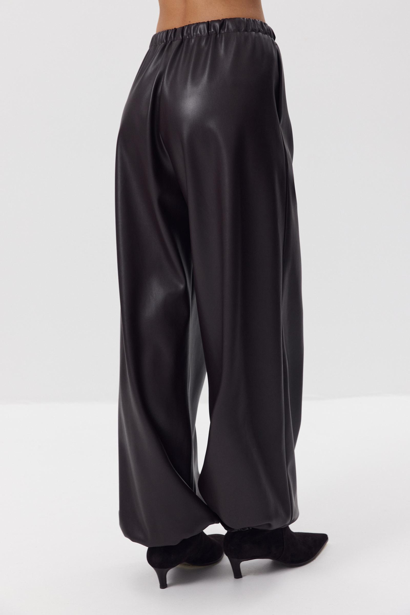 Джоггеры из экокожи Charmstore, цвет: темно-коричневый, 101-454105-556 купить онлайн Джоггеры из экокожи Charmstore, цвет: темно-коричневый, 101-454105-556 купить онлайн