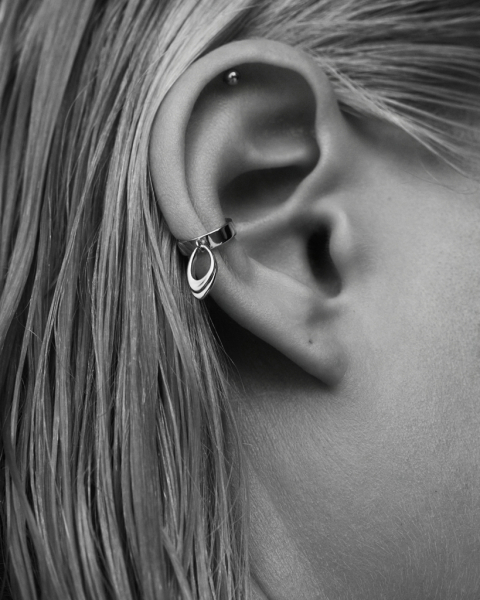 Базовый кафф с ар-нуво подвеской object 2.5 Darkrain, цвет: серебро, VD3031 купить онлайн Базовый кафф с ар-нуво подвеской object 2.5 Darkrain, цвет: серебро, VD3031 купить онлайн