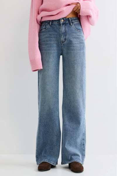 Джинсы прямые с потертостями