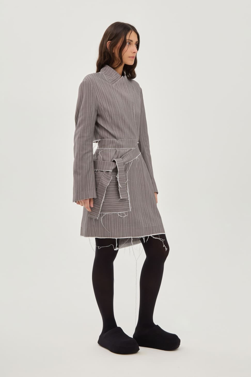 Платье-пиджак с фартуком в нарисованную полоску UNKE, цвет: серый, 2601D001T_GR купить онлайн
