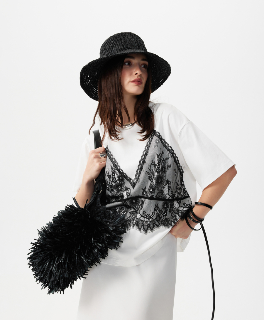 Футболка с контрастной отделкой из кружева