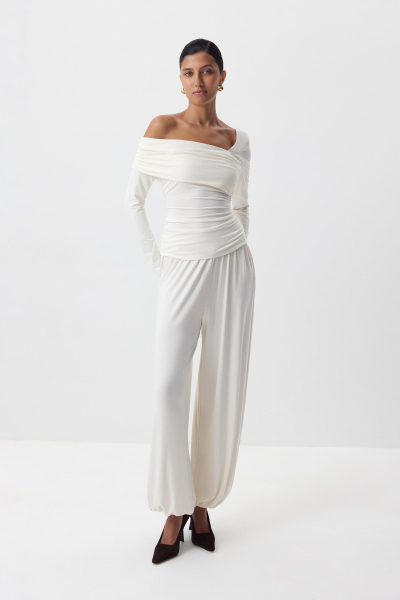 Лонгслив со спущенным плечом Charmstore, цвет: Сливочный, 205-43165-121 купить онлайн Лонгслив со спущенным плечом Charmstore, цвет: Сливочный, 205-43165-121 купить онлайн