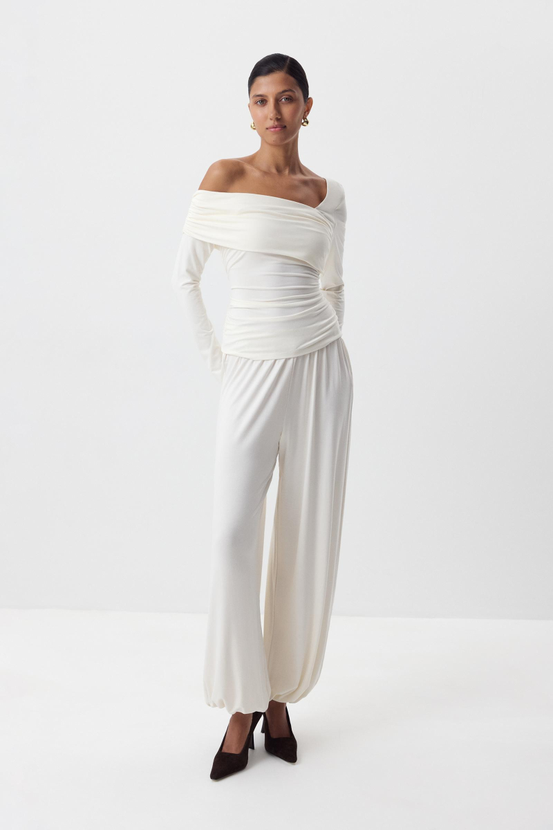 Лонгслив со спущенным плечом Charmstore, цвет: Сливочный, 205-43165-121 купить онлайн Лонгслив со спущенным плечом Charmstore, цвет: Сливочный, 205-43165-121 купить онлайн