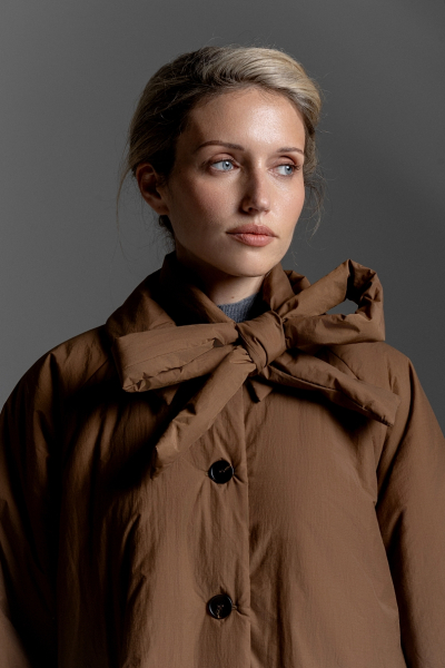 Тренч утепленный макси длины Ricoco, цвет: бежевый, 7048/1 купить онлайн