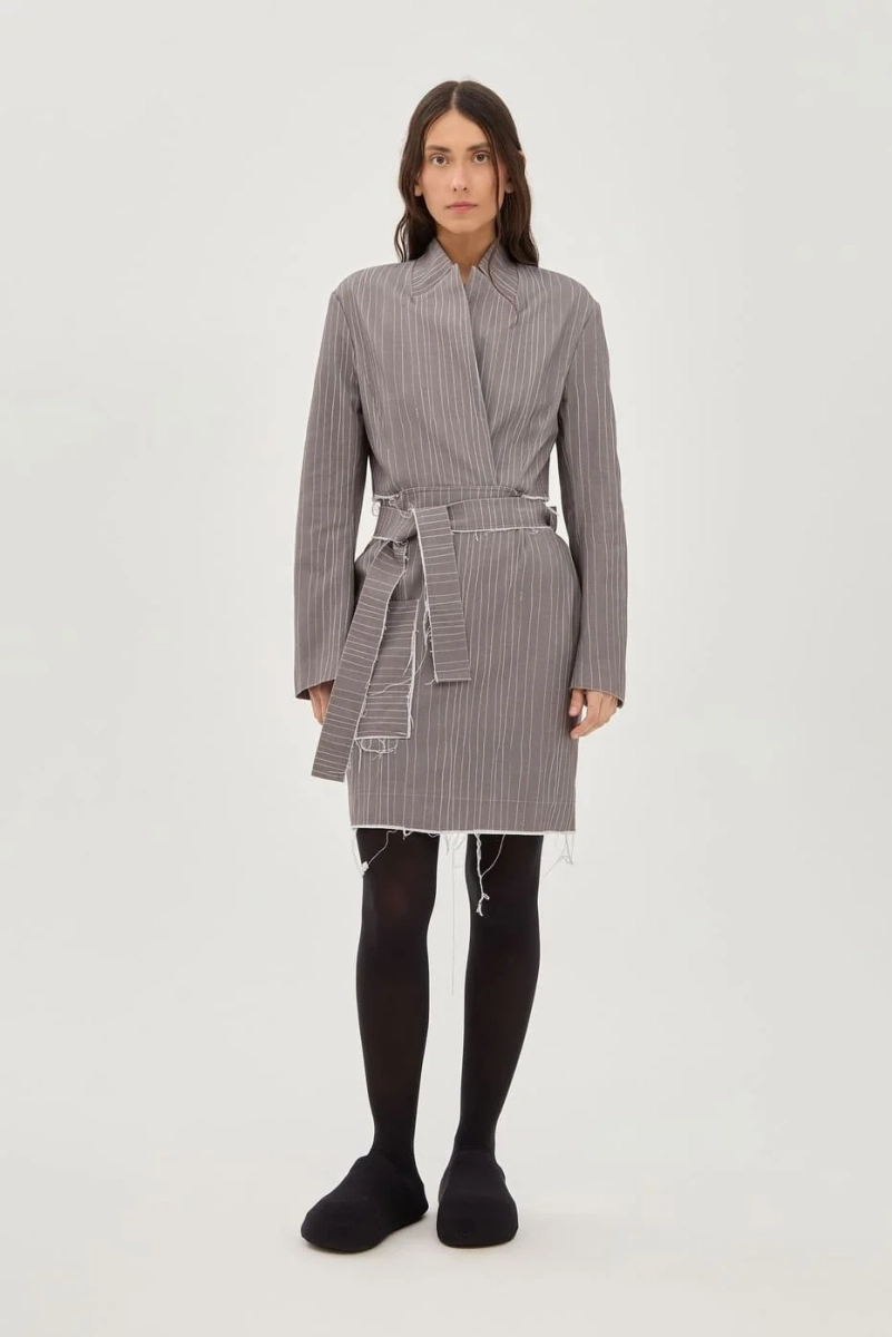 Платье-пиджак с фартуком в нарисованную полоску