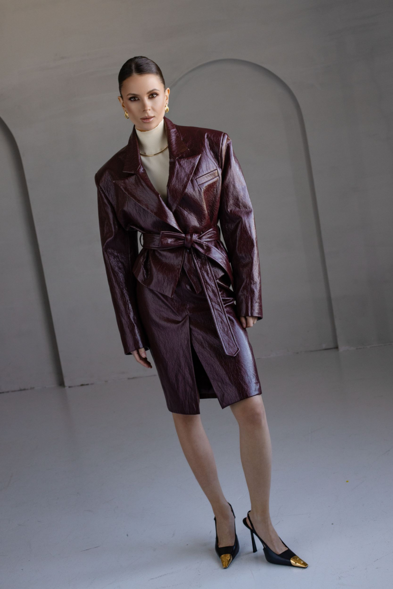 Юбка из экокожи с разрезом миди