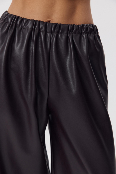 Джоггеры из экокожи Charmstore, цвет: темно-коричневый, 101-454105-556 купить онлайн Джоггеры из экокожи Charmstore, цвет: темно-коричневый, 101-454105-556 купить онлайн