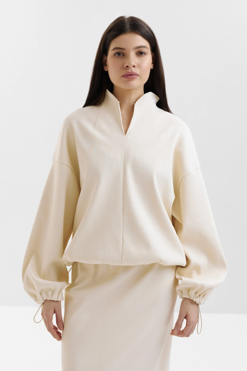 Свитшот с акцентным вырезом