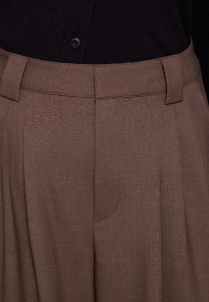 Женские брюки с защипами MUTED, цвет: коричневый, 905310.WPNT0017_Brown купить онлайн