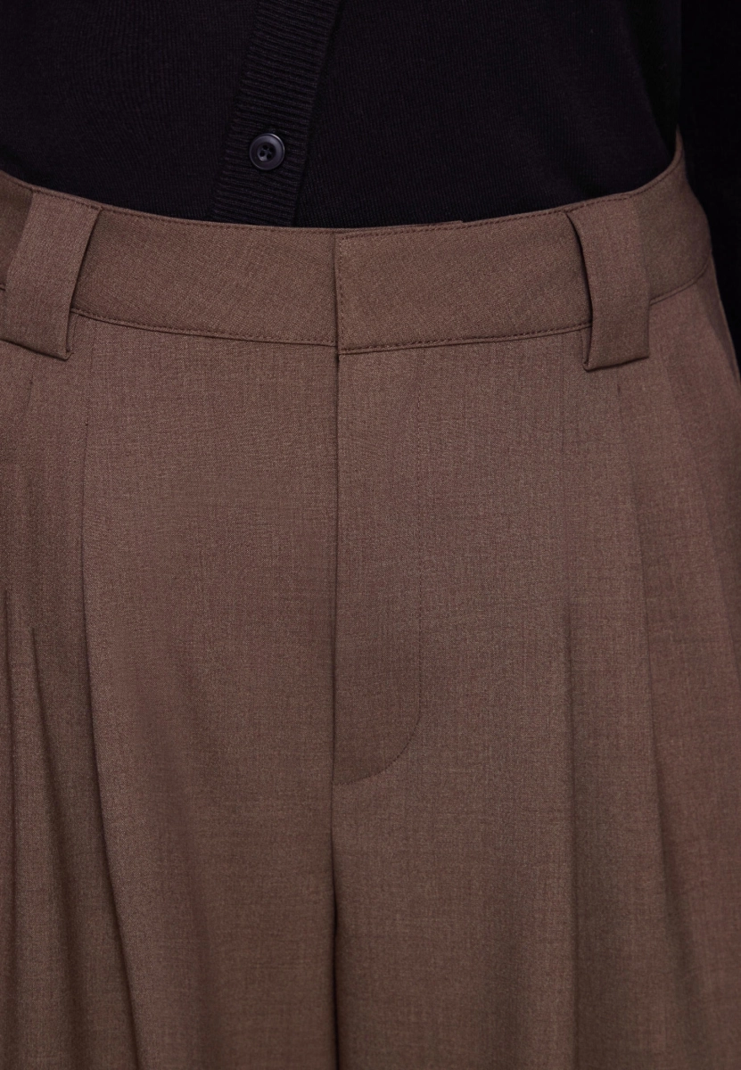 Женские брюки с защипами MUTED, цвет: коричневый, 905310.WPNT0017_Brown купить онлайн