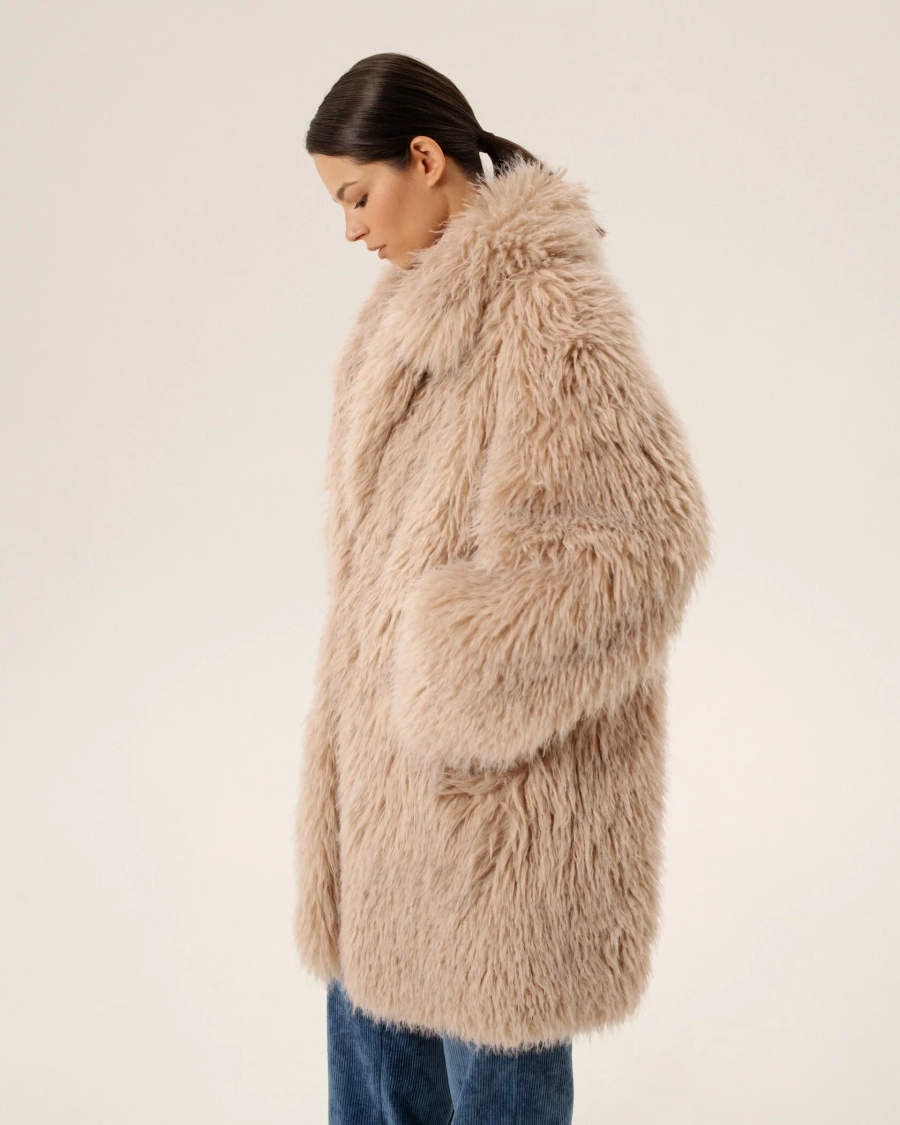 Пальто из эко-меха двустороннее Anmuse, цвет: бежевый, FUR24W120-DS-1 купить онлайн