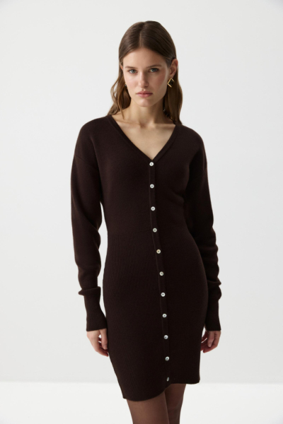 Платье приталенного силуэта с пуговицами