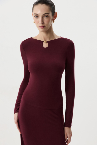 Лонгслив с декоративным элементом