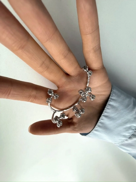 Серебряная серьга-кафф кувшинки «Васюганские болота» SBLESKOM, цвет: Серебряный, 12232 купить онлайн