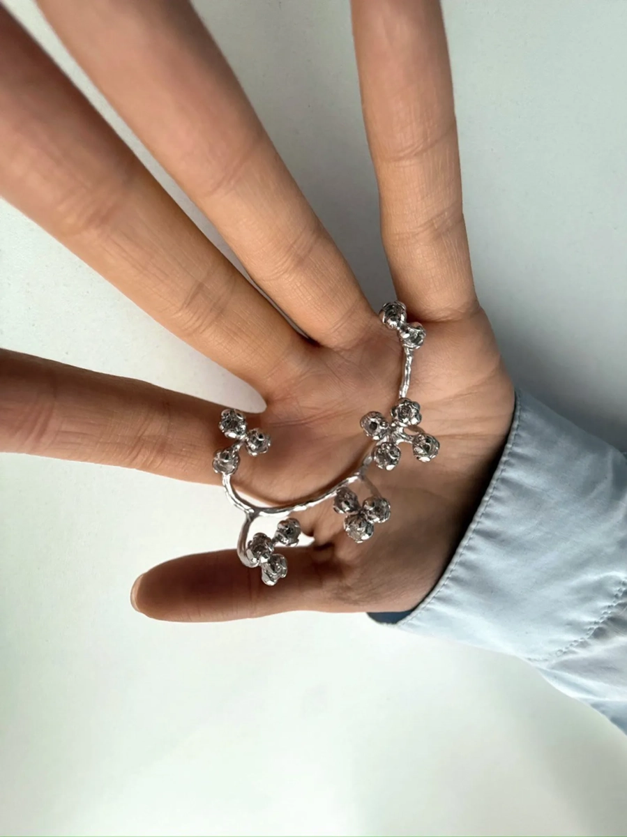 Серебряная серьга-кафф кувшинки «Васюганские болота» SBLESKOM, цвет: Серебряный, 12232 купить онлайн