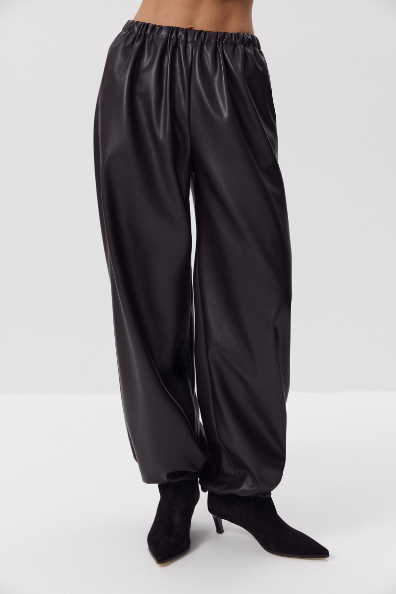 Джоггеры из экокожи Charmstore, цвет: темно-коричневый, 101-454105-556 купить онлайн Джоггеры из экокожи Charmstore, цвет: темно-коричневый, 101-454105-556 купить онлайн