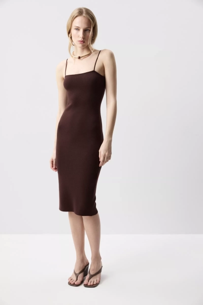 Платье-бандо миди Charmstore, цвет: шоколадный, 306-544115-551 купить онлайн