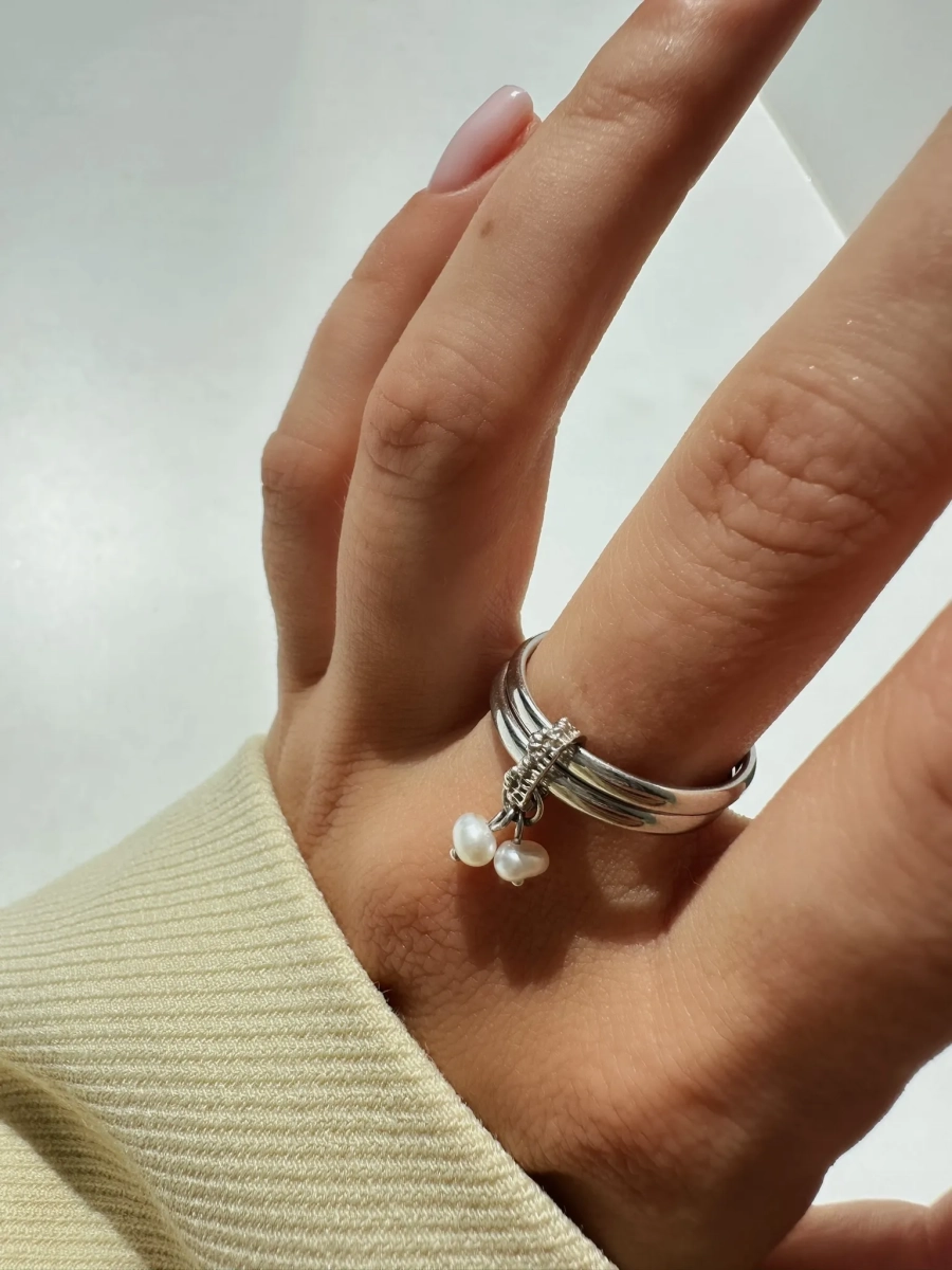 Серебряное двойное кольцо «Кружево» с культивированным жемчугом SBLESKOM, цвет: серебро, 12130 купить онлайн Серебряное двойное кольцо «Кружево» с культивированным жемчугом SBLESKOM, цвет: серебро, 12130 купить онлайн