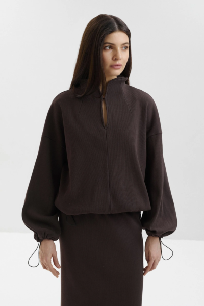 Свитшот с акцентным вырезом