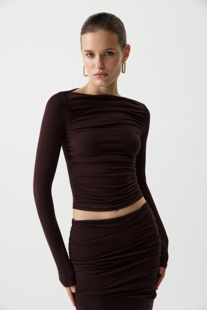 Лонгслив с вырезом лодочка Charmstore, цвет: коричневый, 205-53165-551 купить онлайн