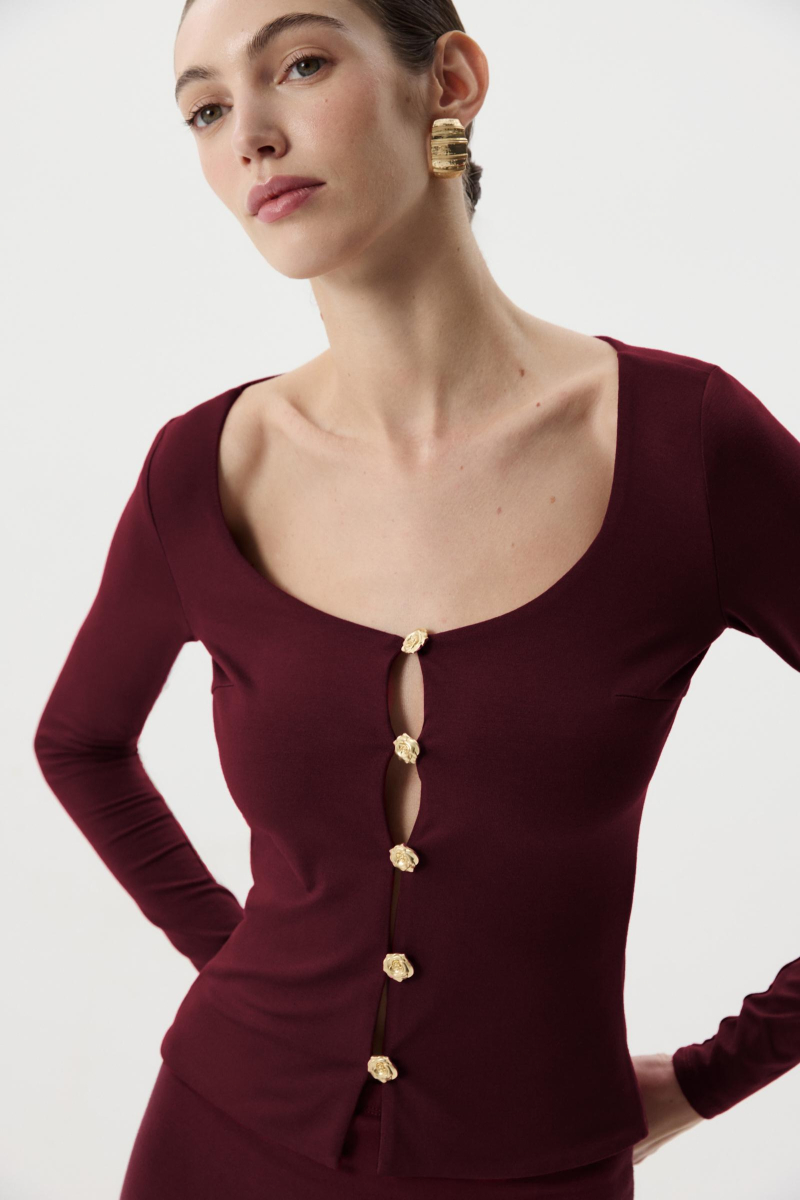 Лонгслив с декоративными пуговицами Charmstore, цвет: Бордовый, 205-51365-451 купить онлайн