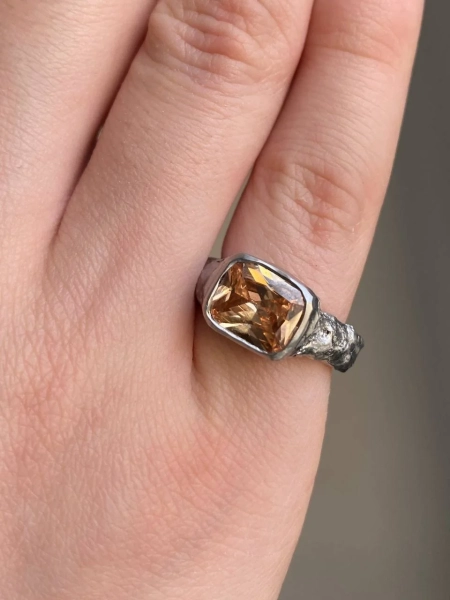 Кольцо «Текстура» с фианитами SJEW  купить онлайн