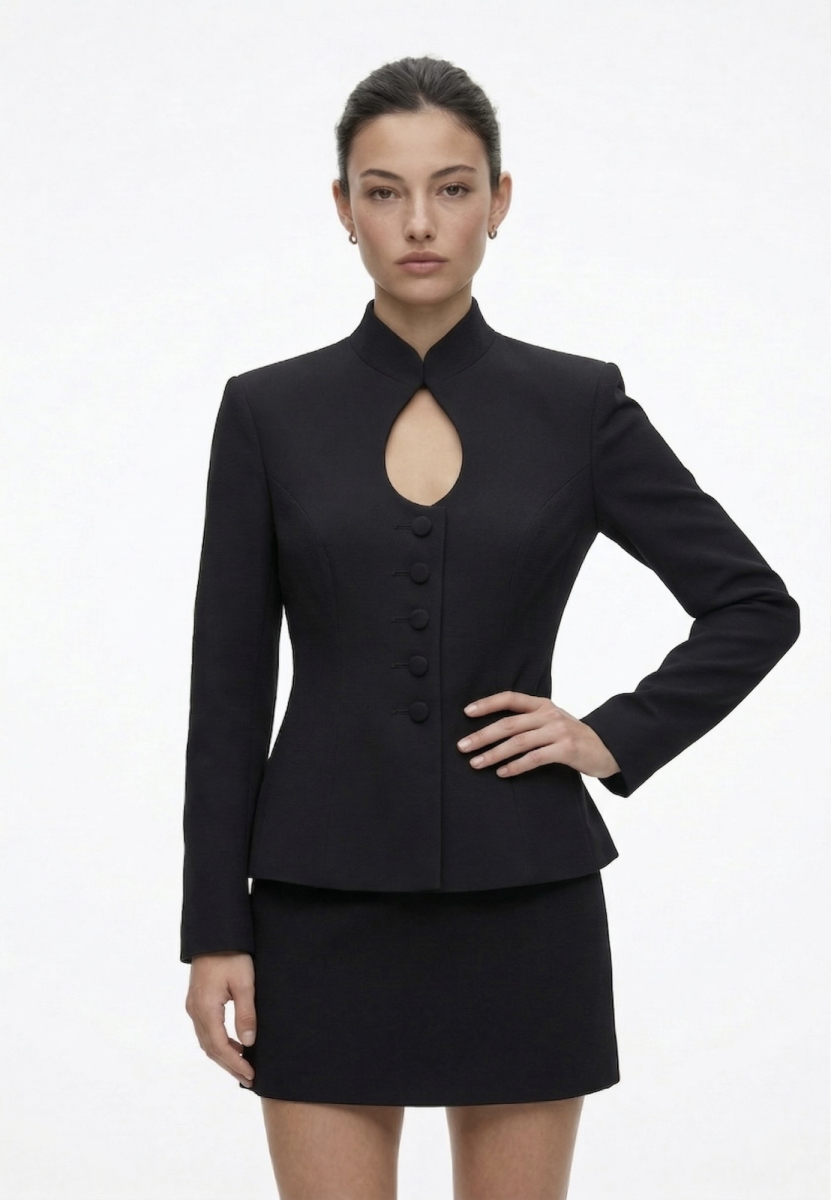 Приталенный жакет с фигурным вырезом на груди